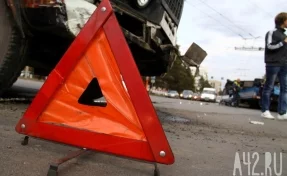«Прилёг на травке»: в Кемерове автомобиль упал на бок