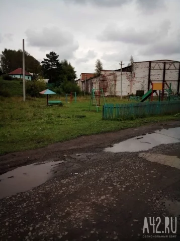 Фото: Кемеровчане возмущены столбом на детской площадке 1
