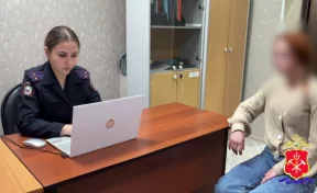 В Кузбассе доставили в отдел полиции 17-летнюю мать, курившую с 3-летним сыном