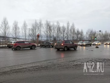 Фото: Опубликованы фото с места ДТП в Кемерове, в результате которого у автомобиля отлетело колесо 3