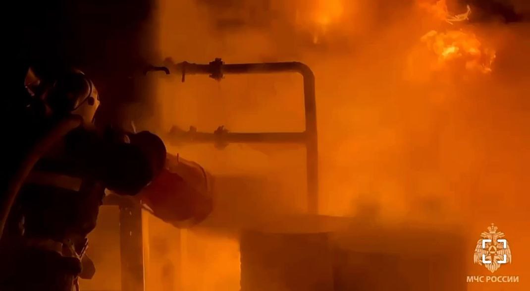 В Кемерове 122 огнеборца ликвидировали пожар, охвативший склады на Шатурской