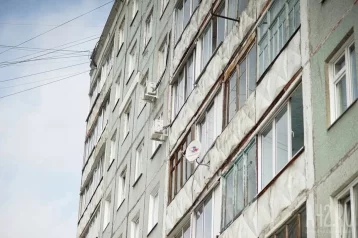 Фото: Спасли соседи: в кузбасском городе маленький ребёнок едва не выпал с балкона четвёртого этажа 1