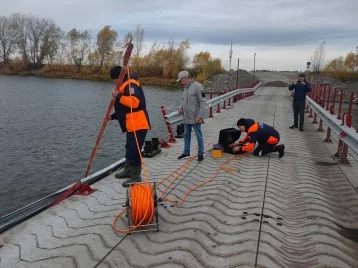 Фото: Грузовик упал в реку с недавно построенного моста в Ачинске 1