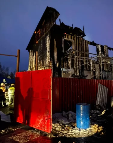 В Сургуте 3 человека спаслись из горящего дома где погибли 4 ребёнка и 3 взрослых