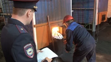 Фото: В Кемерове полицейские сожгли одежду с наркотической символикой 1