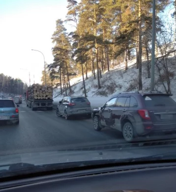 Фото: В Кемерове из-за двух ДТП на Логовом шоссе образовались серьёзные пробки 1