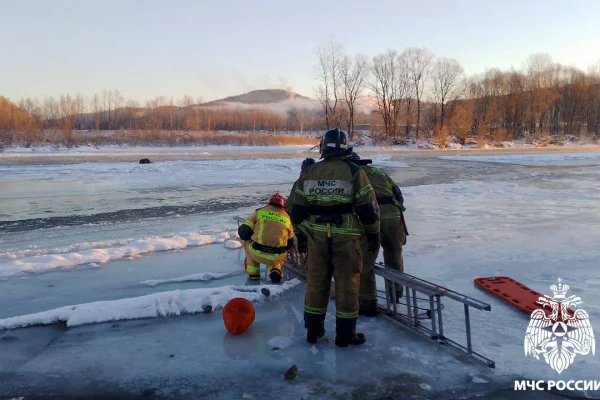 В Междуреченске спасатели помогли застрявшей на речном льду женщине