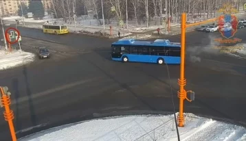 Фото: В Кемерове водитель автобуса нарушил ПДД на перекрёстке и попал на видео 1