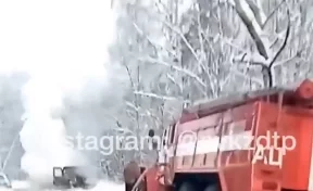 В Кузбассе пожар в легковом автомобиле сняли на видео