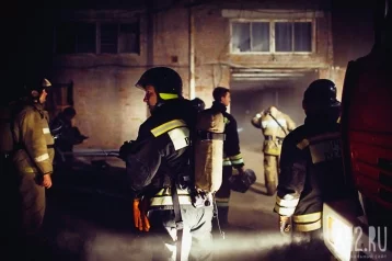 Фото: Ночью в Кузбассе загорелось здание с двумя иномарками внутри 1