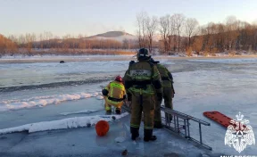 В Междуреченске спасатели помогли застрявшей на речном льду женщине