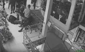 Опубликовано видео инцидента между подростком и охранником с камер кемеровского «Гринвича»
