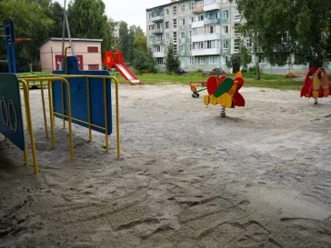 Фото: Возмутившую губернатора Кузбасса детскую площадку отремонтировали в Юрге 3