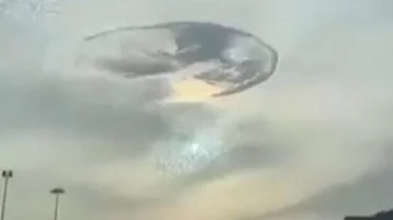 Фото: Таинственную «дыру» в небе в ОАЭ связали с вторжением инопланетян 1