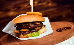 В Греции мужчина попытался проглотить гигантский бургер и оказался в реанимации