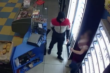 Фото: Кузбассовец похитил деньги из кассы магазина, угрожая продавцу ножом 1