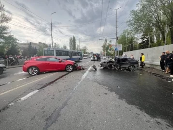 Фото: В Саратове после массового ДТП автомобиль въехал в остановку с людьми, есть пострадавшие 1