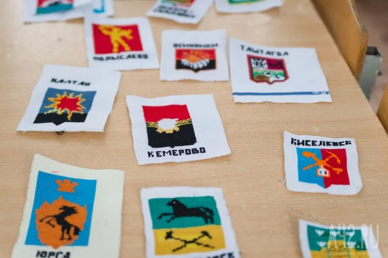 Девочки сами вышли гербы городов, чтобы нашить их на карту из ткани. Фото: Александр Патрин / «Газета Кемерова»