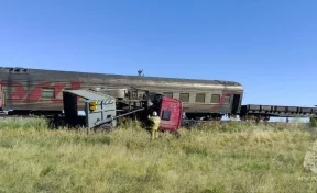 В Самарской области поезд сошёл с рельсов из-за столкновения с грузовиком