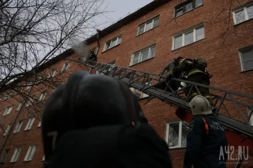 Фото: Ночью сотрудники МЧС тушили пожар в многоквартирном жилом доме в Кузбассе 1