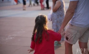 В Новокузнецке босая и полураздетая 6-летняя девочка гуляла по центру города