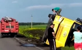 В Кузбассе грузовик с углём съехал с дороги и перевернулся