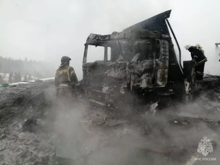 Фото: МЧС опубликовало кадры с грузовиками, сгоревшими на трассе в Кузбассе 1
