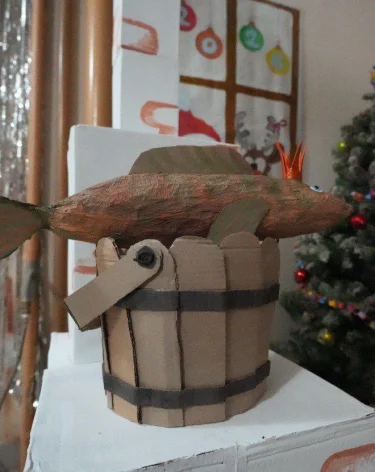 Кемеровчане украсили подъезд к Новому году русской печью и сказочной щукой