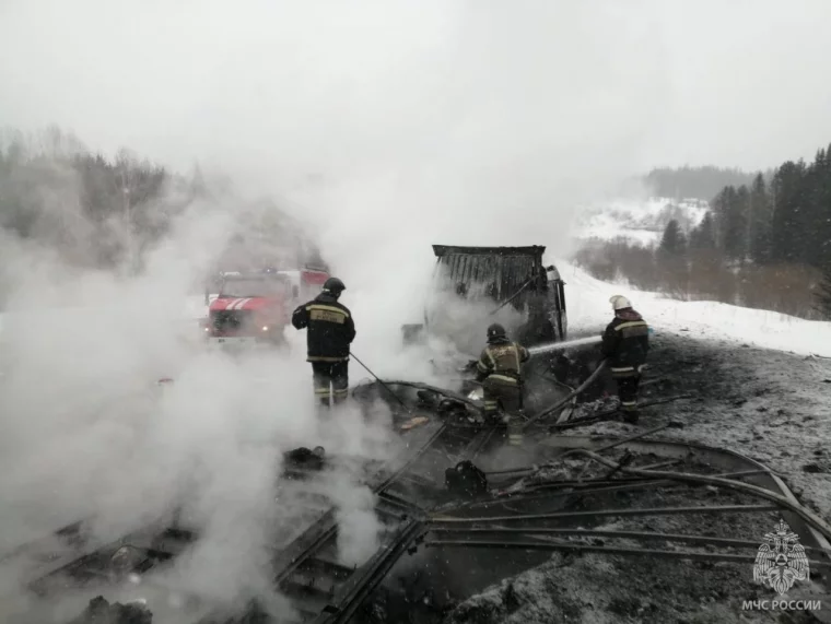 Фото: МЧС опубликовало кадры с грузовиками, сгоревшими на трассе в Кузбассе 2
