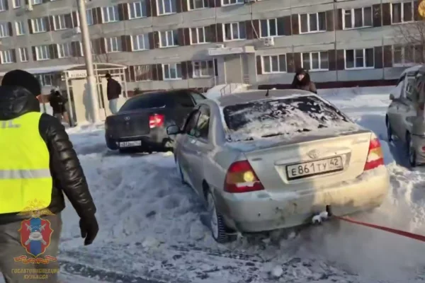 В Кемерове сотрудники Госавтоинспекции помогли вытащить застрявшую в снегу машину