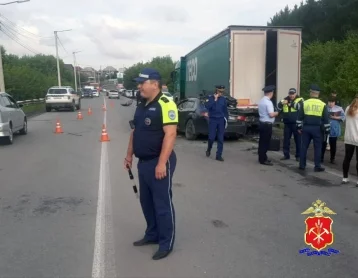Фото: В Кузбассе легковушка влетела в припаркованный на обочине «КамАЗ»: погибли пять человек 1