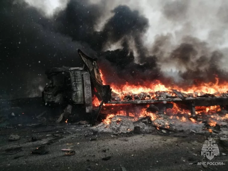 Фото: МЧС опубликовало кадры с грузовиками, сгоревшими на трассе в Кузбассе 3