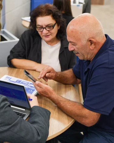 Пенсионеры всё чаще пользуются банковскими картами