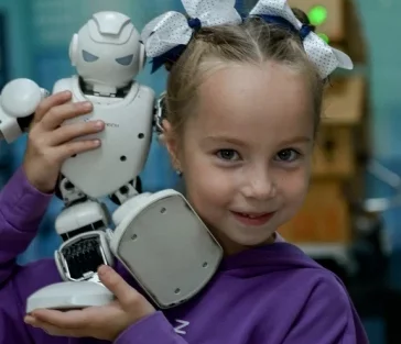 Фото: Подружиться с роботом: в Кемерове проходит технологичная выставка для детей и взрослых 2