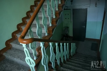 Фото: В Москве пенсионерка скончалась после падения на лестнице в подъезде дома  1