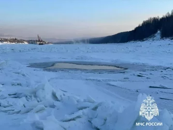 Фото: В Иркутской области автомобиль провалился под лёд, погибла женщина 1