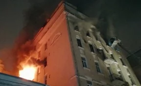 В результате пожара в доме на Никитском бульваре в Москве погибли восемь человек