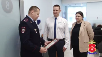 Фото: В Кузбассе сотрудник банка дважды спас пенсионерку от мошенников 1