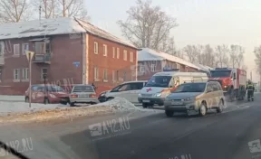 Три легковых авто столкнулись в Кировском районе Кемерова: очевидцы поделились видео