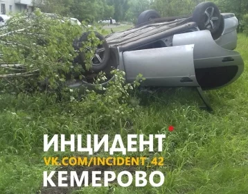 Фото: В Кемерове машина врезалась в дерево и перевернулась 1