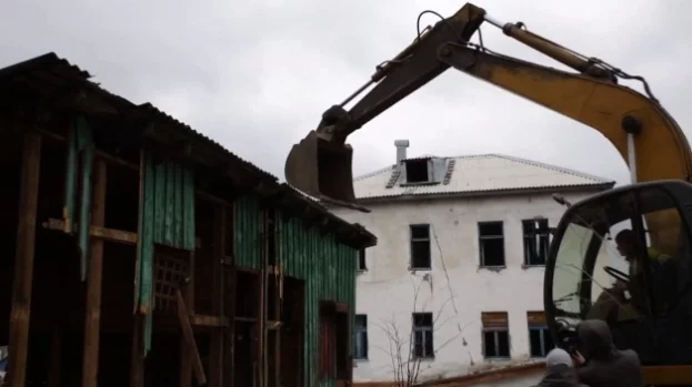 Фото: Власти Кузбасса побывали на месте сноса детского сада в Ягуновском 2