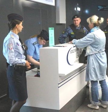 Фото: Новые рейды: в Кемерове приставы проверили более 500 пассажиров аэропорта 1