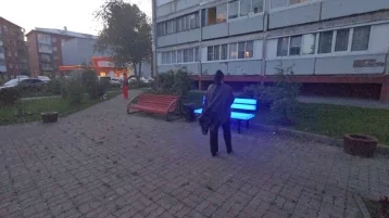 Фото: В Кемерове в сквере на проспекте Шахтёров протестировали скамейки с подсветкой 1