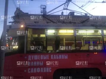 Фото: Кемеровчанин разбил кулаком стекло уходящего трамвая 1