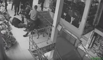 Фото: Опубликовано видео инцидента между подростком и охранником с камер кемеровского «Гринвича» 1