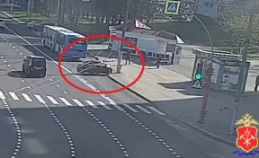 В Кемерове гонщик вылетел на остановку и врезался в автобус с людьми: дело ушло в суд