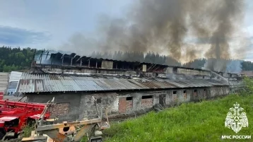 Фото: Крупный пожар: в Таштаголе сгорел склад, находящийся на реконструкции 1