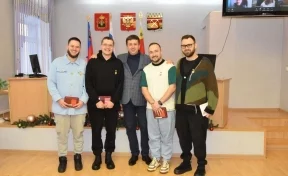 Мэр Гурьевска наградил команду победителей «Лиги городов» на ТНТ, выигравшую 10 млн рублей