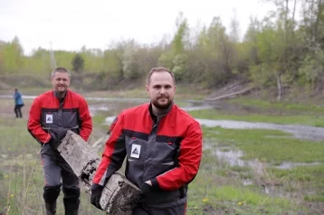 Фото: «Кузбассразрезуголь» очистил от мусора берега малой реки рядом с Кедровским разрезом 1