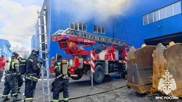 Фото: В Новокузнецком ДРСУ загорелся ремонтный бокс, пожар тушил 21 человек 2